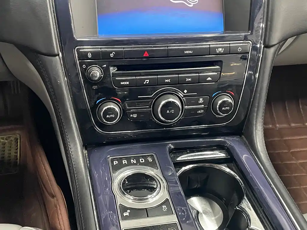 Jaguar XJ 2012 — фото 16