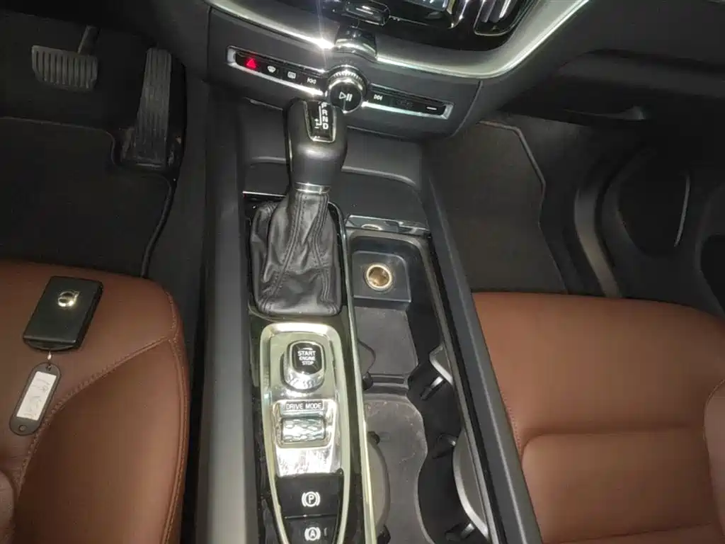 Volvo XC60 2019 — фото 14