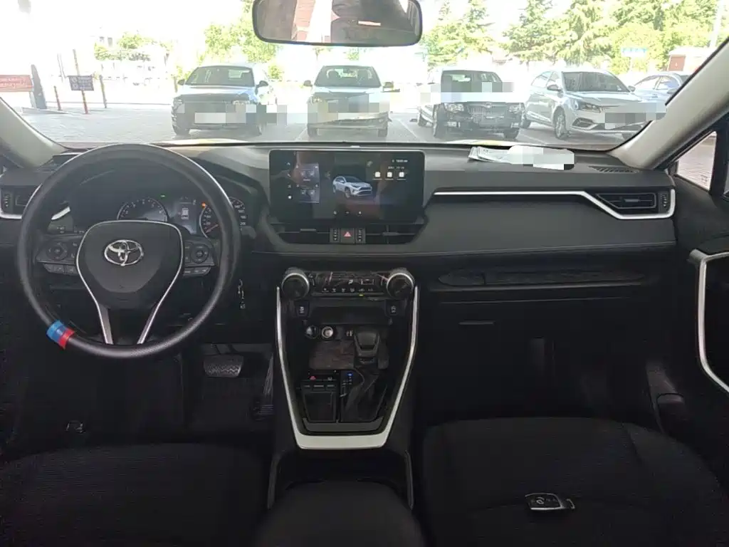 Toyota RAV4 2025 — фото 10