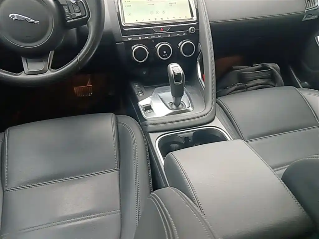 Jaguar E-PACE 2021 — фото 14