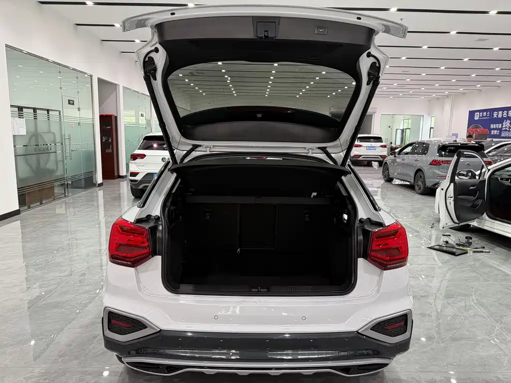 Audi Q2L 2023 — фото 10