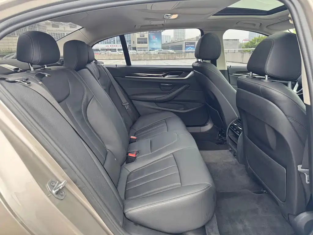 BMW 5 Series 2017 — фото 12