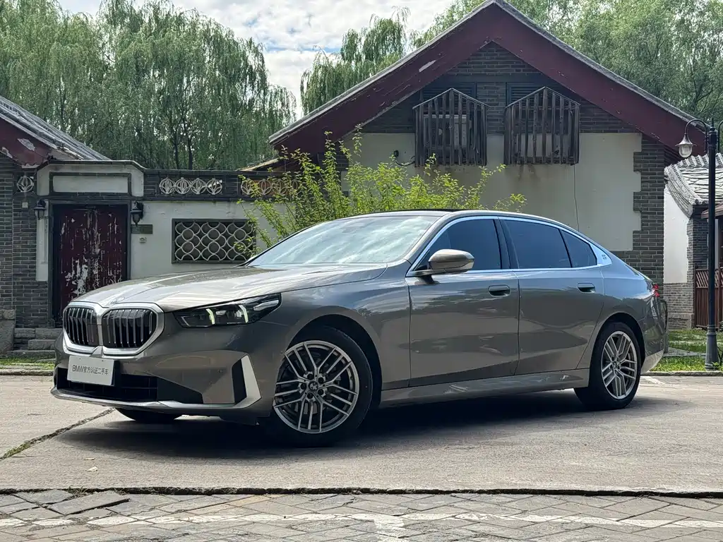BMW 5 Series 2024 — фото 1