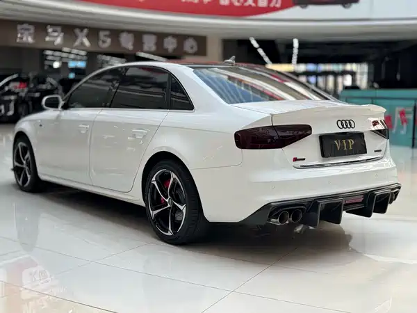 Audi A4L 2015