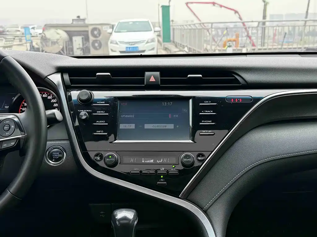 Toyota Camry 2019 — фото 10