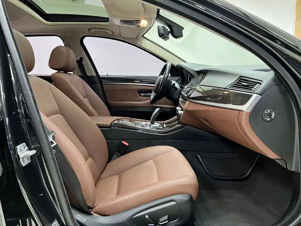 BMW 5 Series 2017 — фото 14