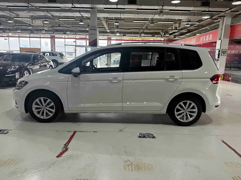 Volkswagen Touran 2018 — фото 4