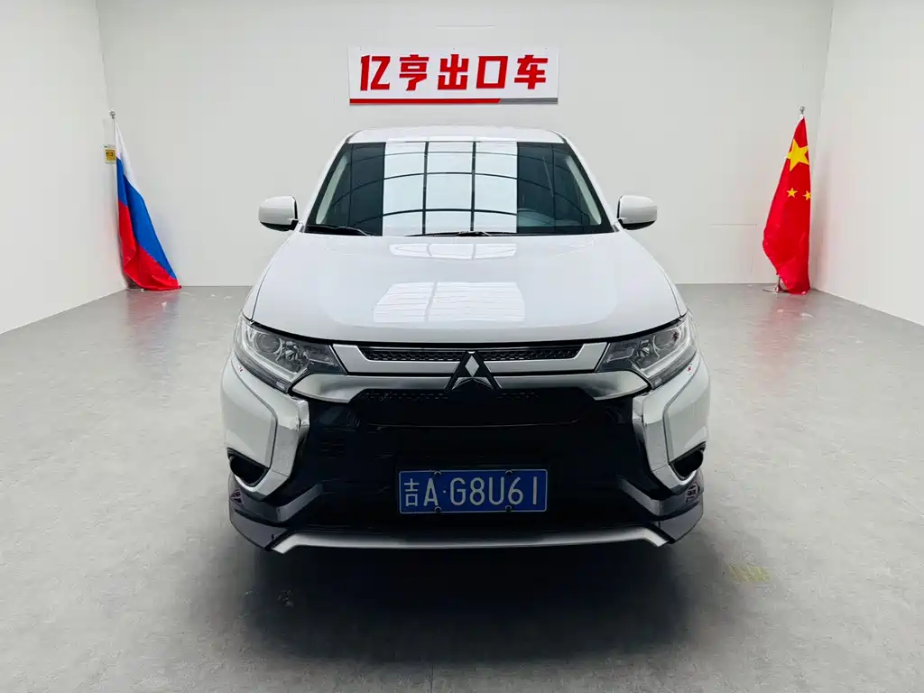 Mitsubishi Outlander 2021 — фото 1