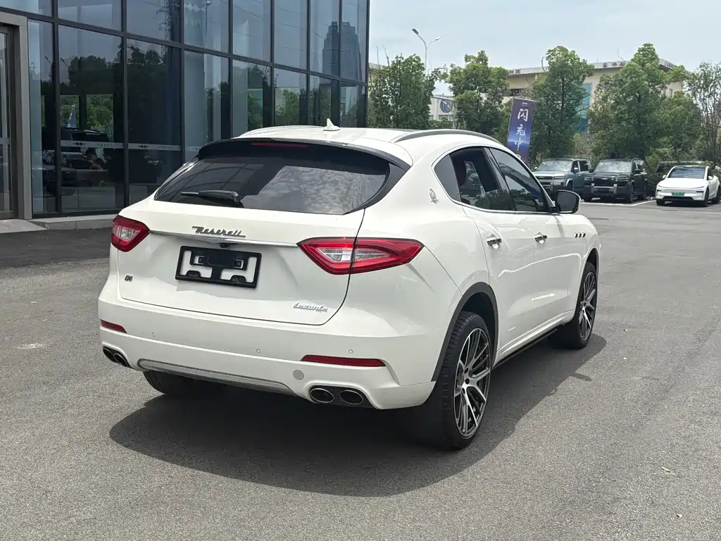 Maserati Levante 2017 — фото 16