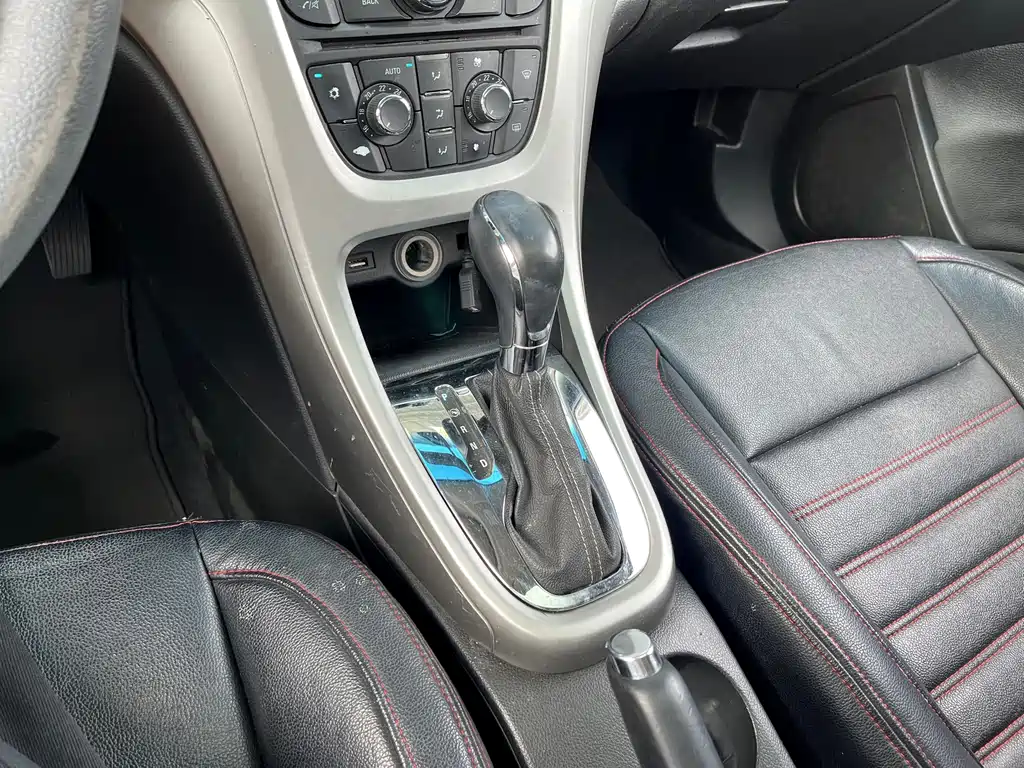 Buick Excelle 2015 — фото 10