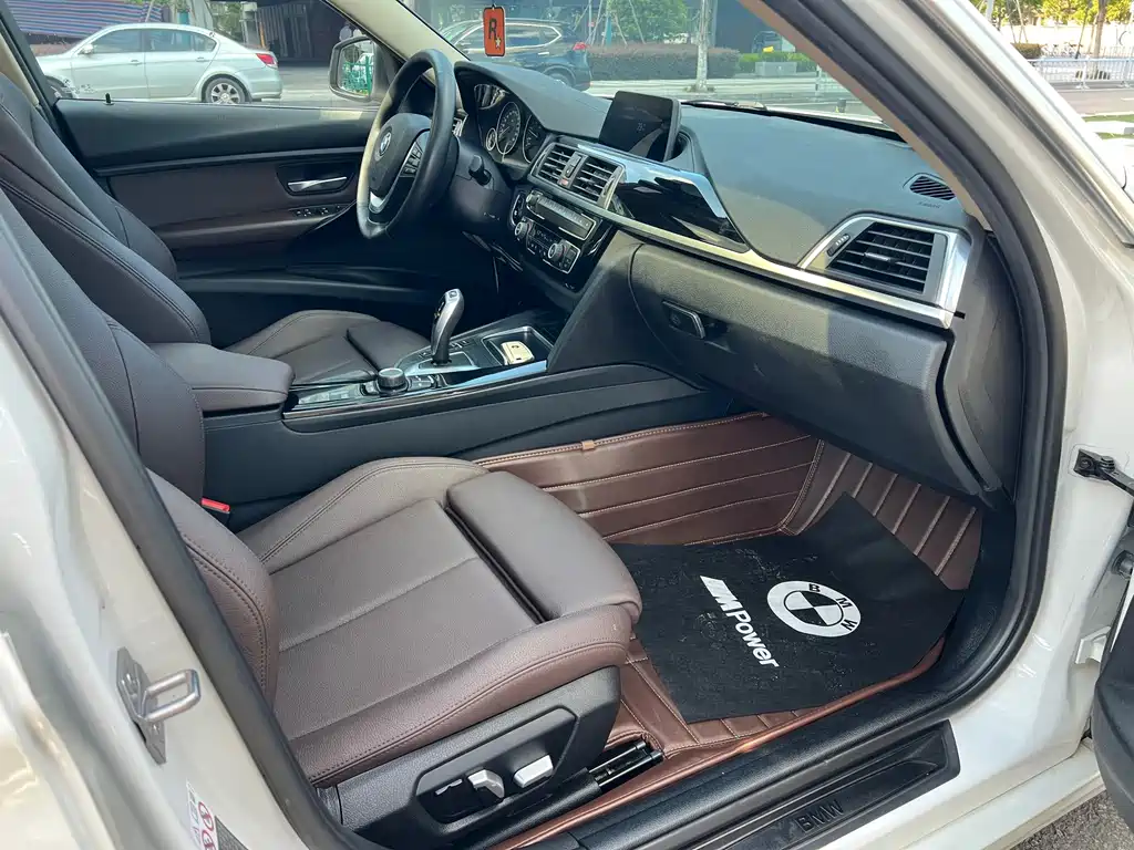 BMW 3 Series 2018 — фото 11