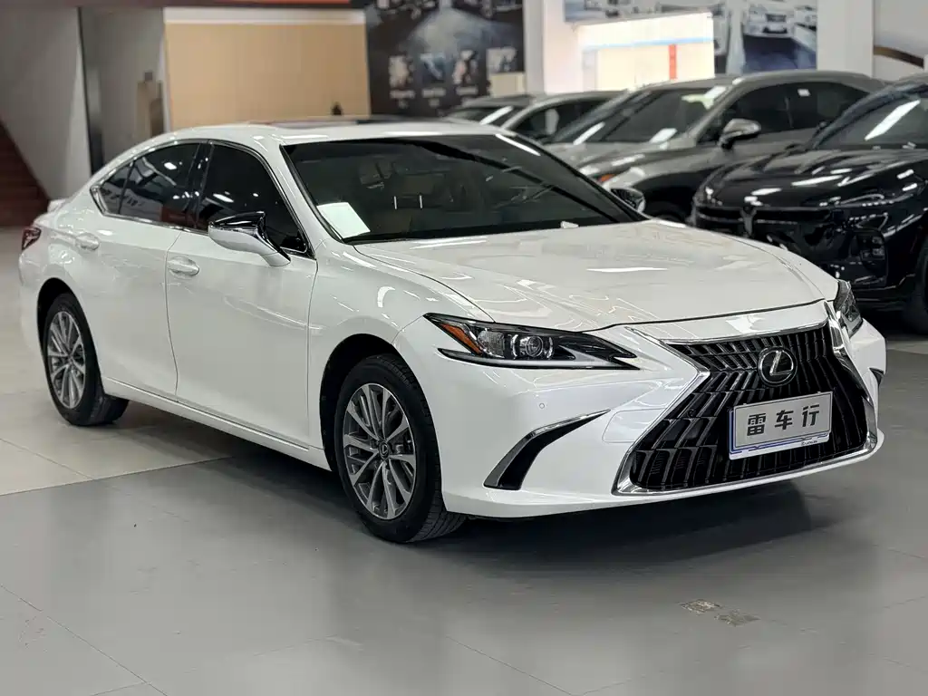 Lexus ES 2023 — фото 1