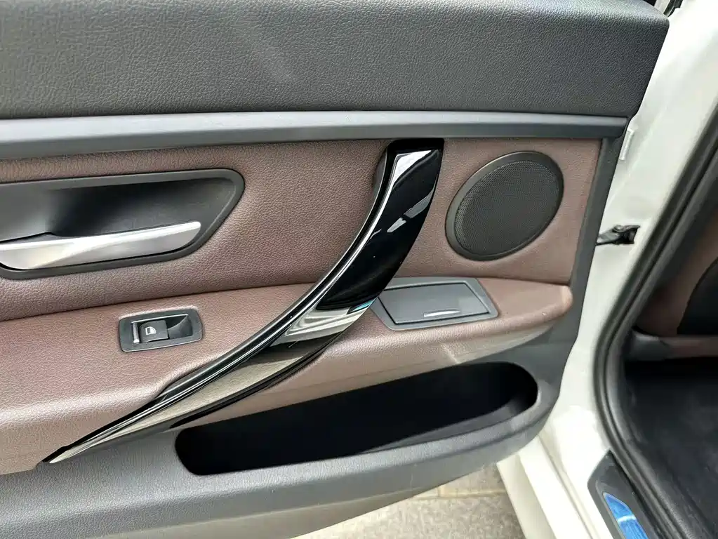 BMW 3 Series 2018 — фото 18