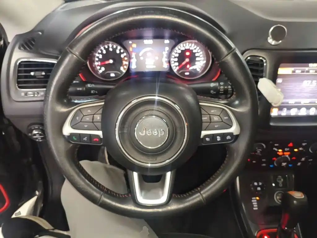 Jeep Compass 2018 — фото 11