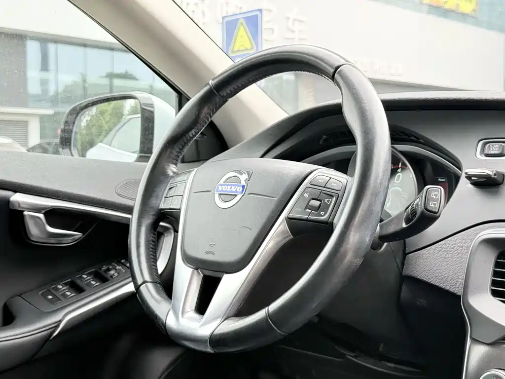 Volvo V40 2014 — фото 11
