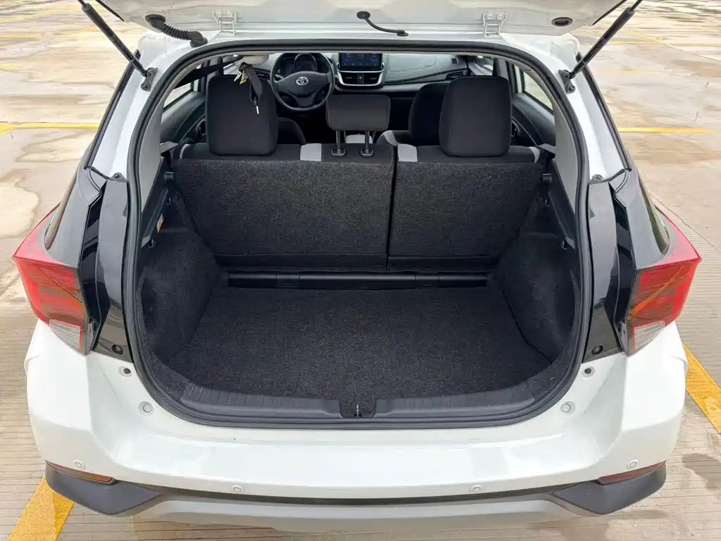 Toyota Yaris L 2020 — фото 18
