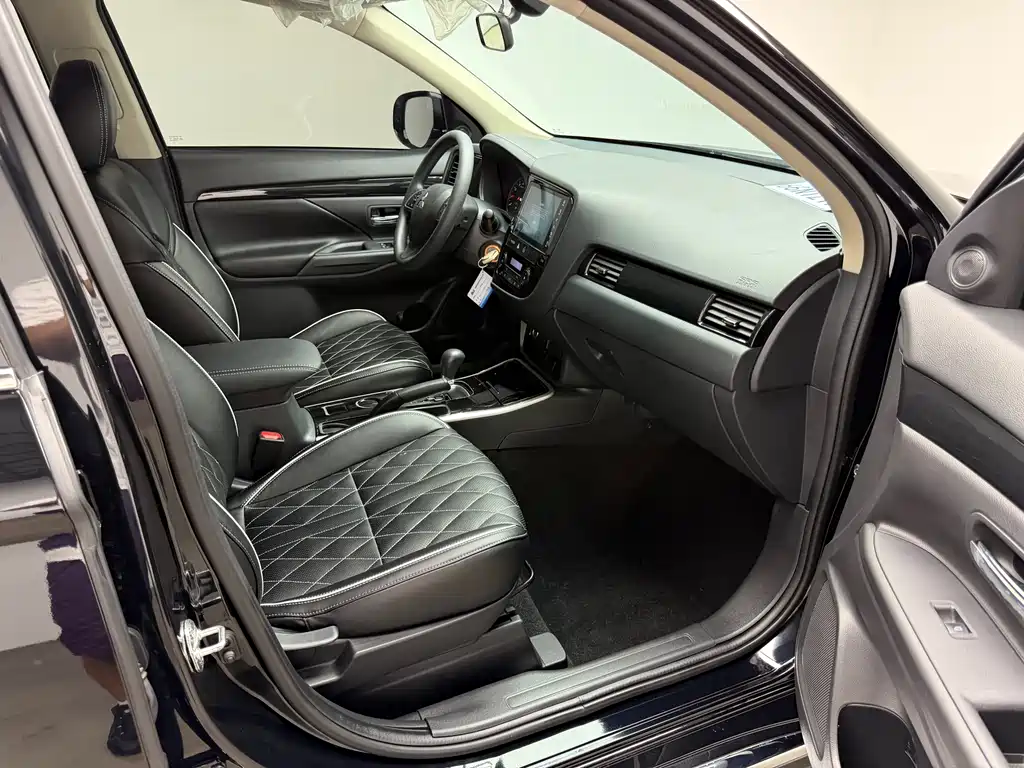 Mitsubishi Outlander 2022 — фото 18