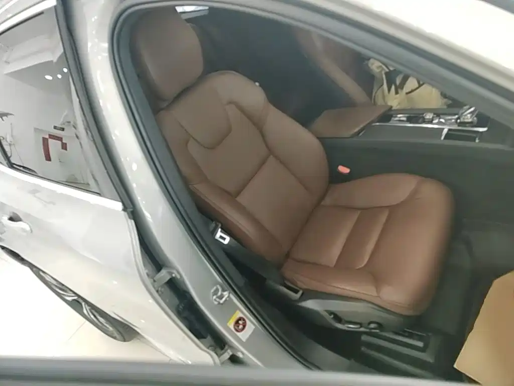 Volvo XC60 2022 — фото 25