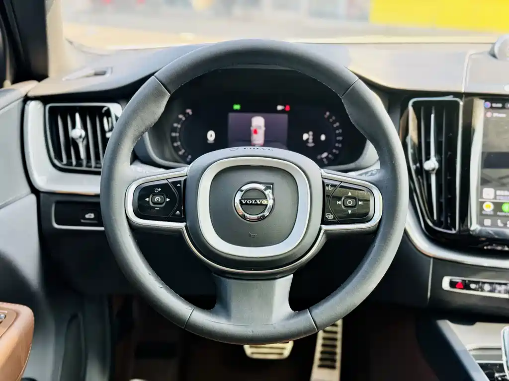 Volvo XC60 2023 — фото 10