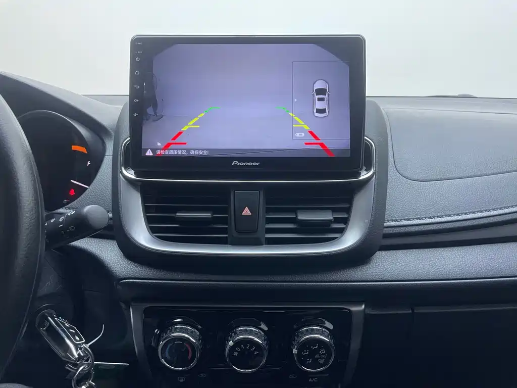 Toyota Yaris L 2023 — фото 10