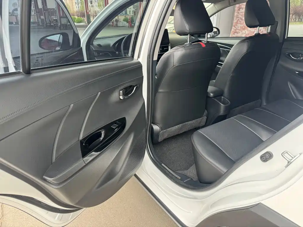 Toyota Yaris L 2023 — фото 10
