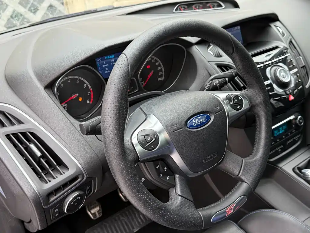 Ford Focus 2017 — фото 9