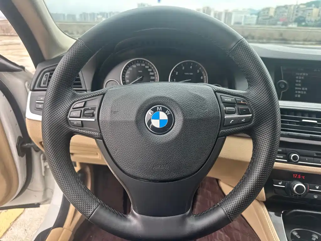 BMW 5 Series 2011 — фото 16