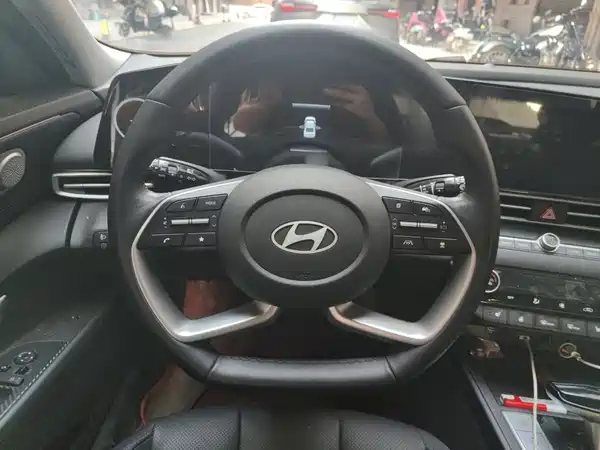 Hyundai Elantra 2024