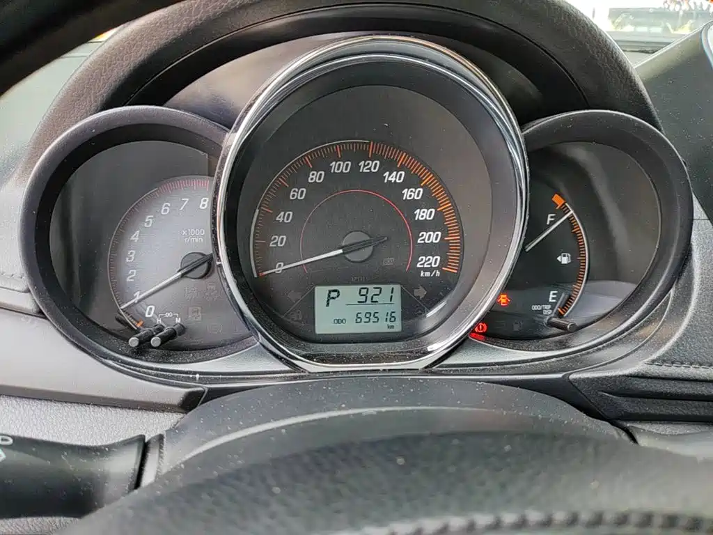 Toyota Yaris L 2020 — фото 12