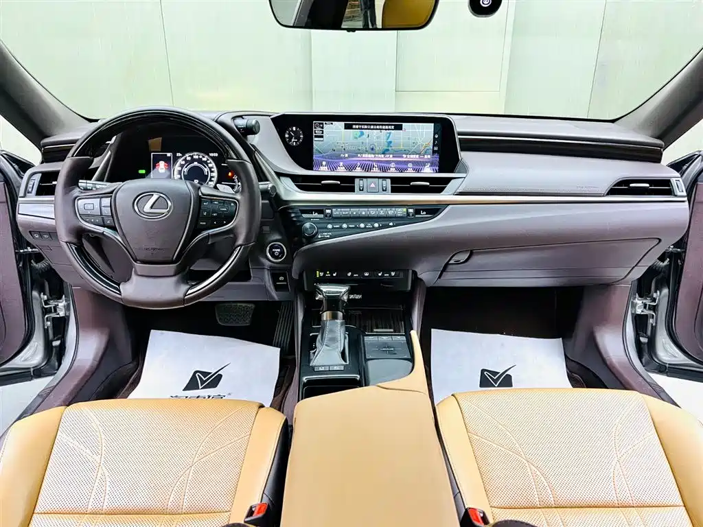 Lexus ES 2019 — фото 12