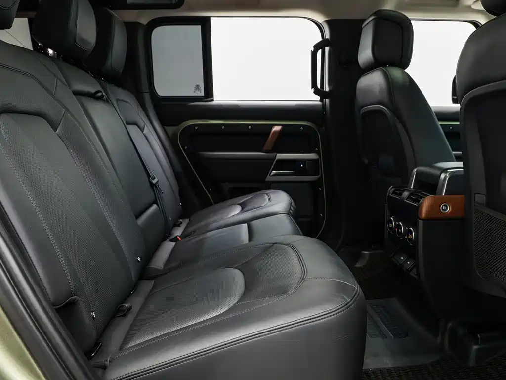Land Rover Defender 2023 — фото 11