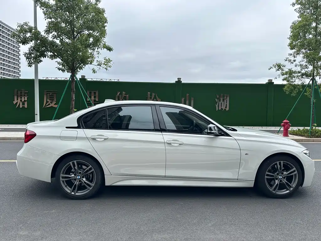 BMW 3 Series 2018 — фото 10