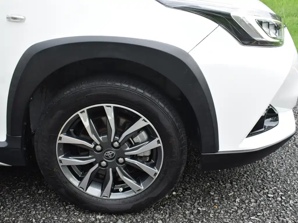 Toyota Yaris L 2023 — фото 8