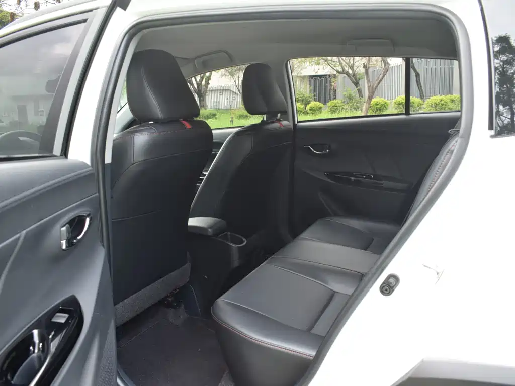 Toyota Yaris L 2023 — фото 12