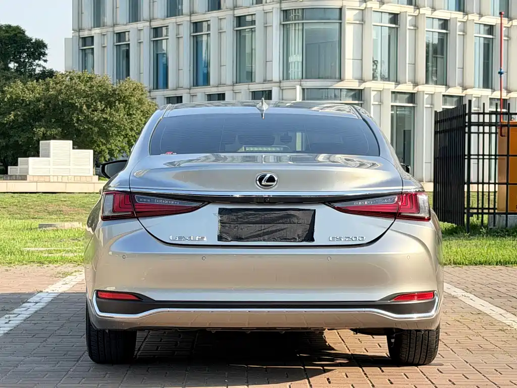 Lexus ES 2021 — фото 12