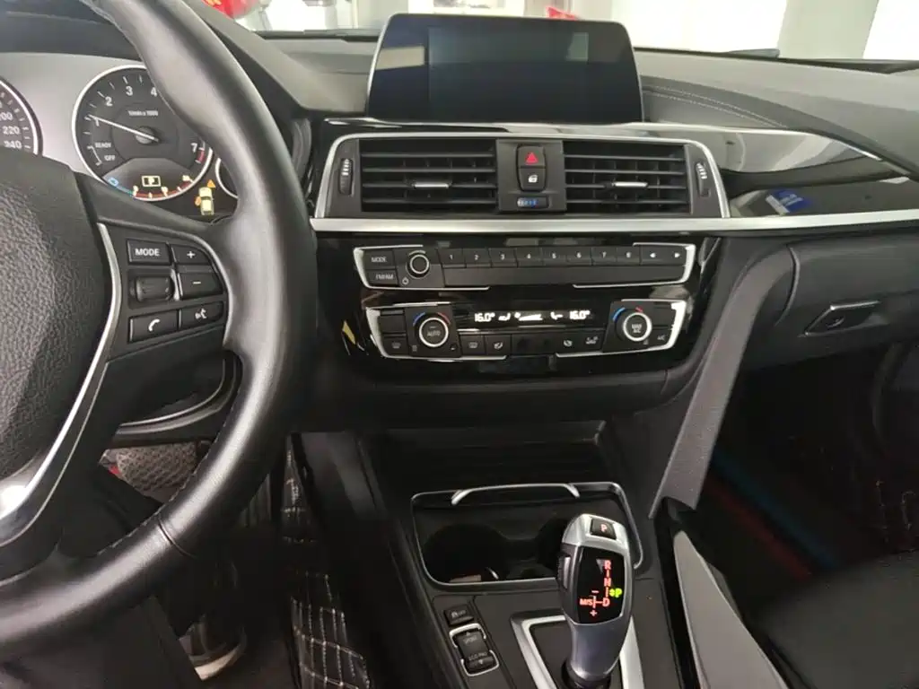 BMW 3 Series 2018 — фото 13