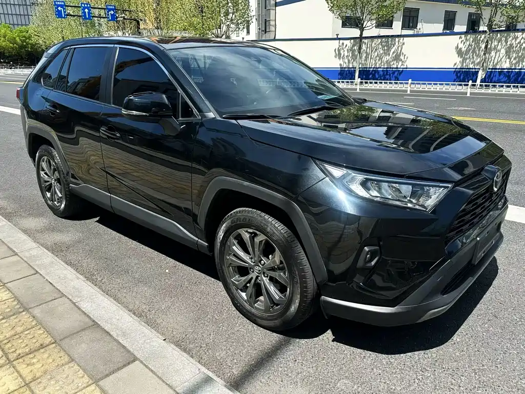 Toyota RAV4 2023 — фото 2