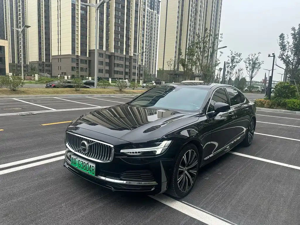 Volvo S90 Plug-In Hybrid 2023 — фото 1