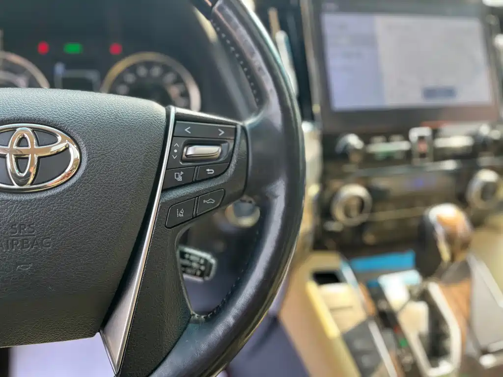Toyota Alphard 2022 — фото 12