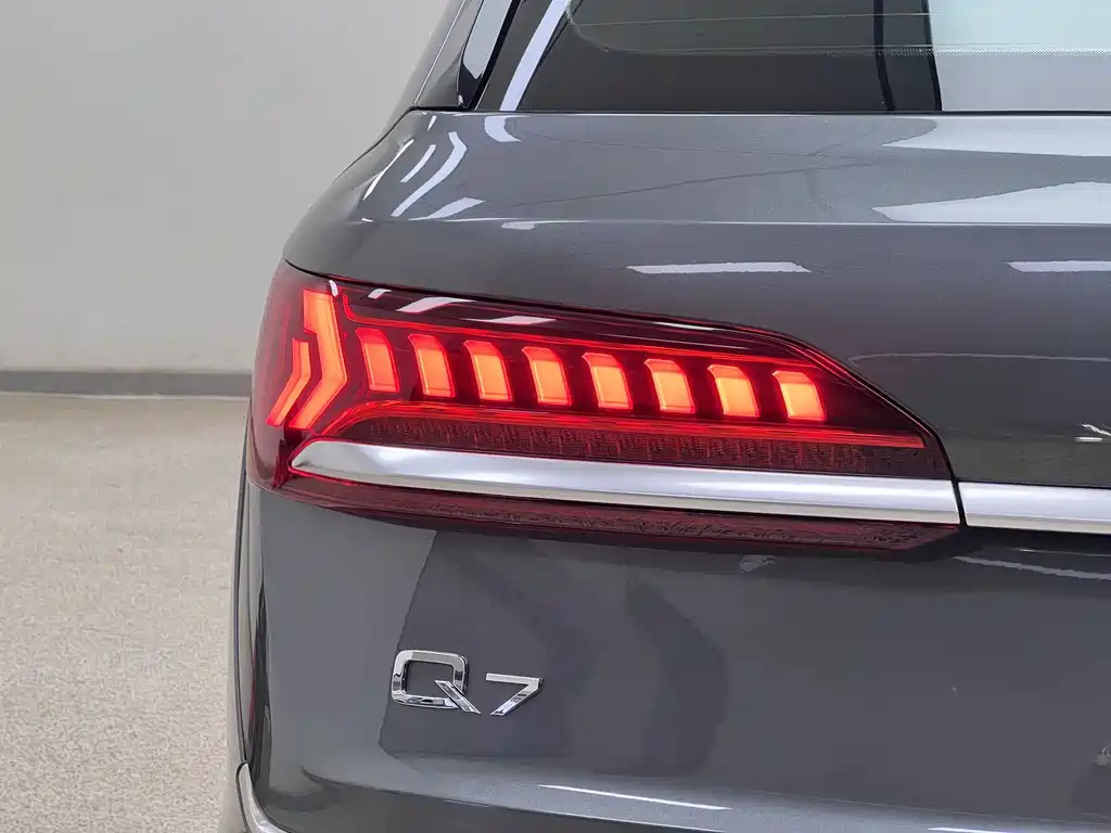 Audi Q7 2021 — фото 11