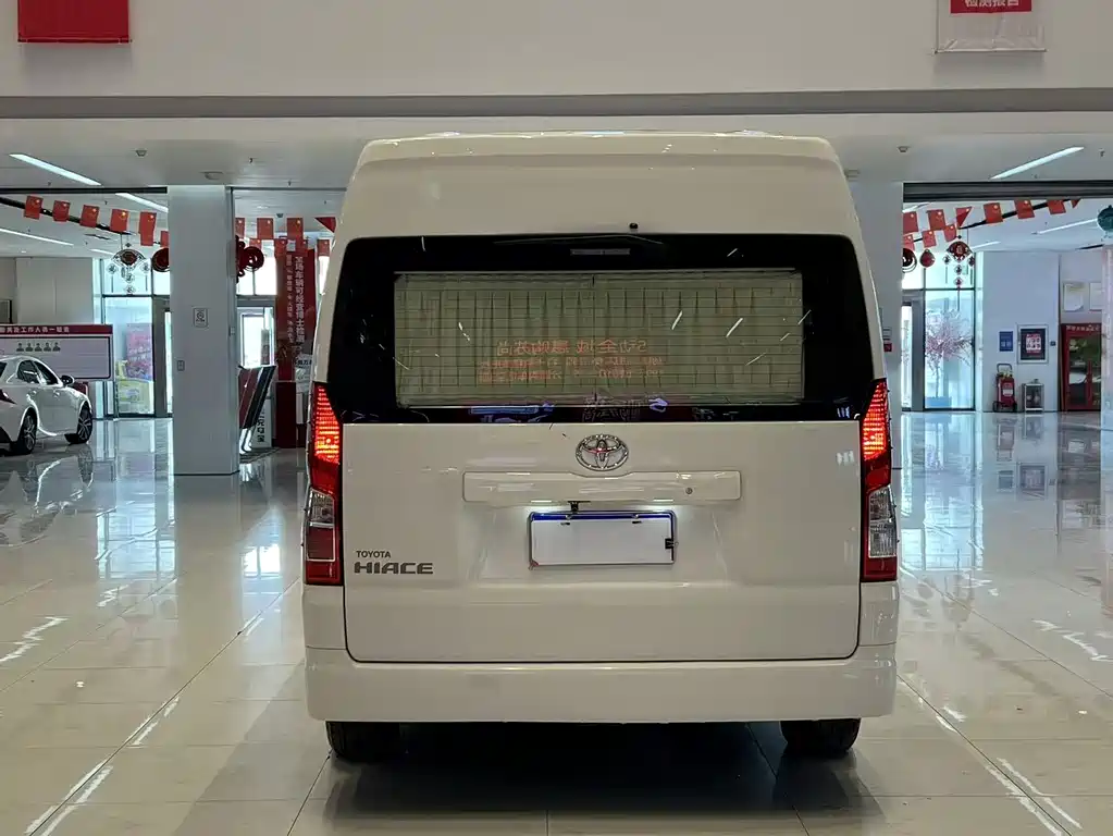Toyota Hiace 2021 — фото 5