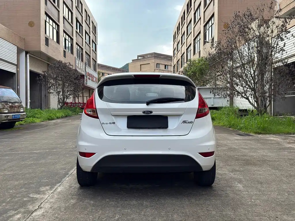Ford Fiesta 2015 — фото 19