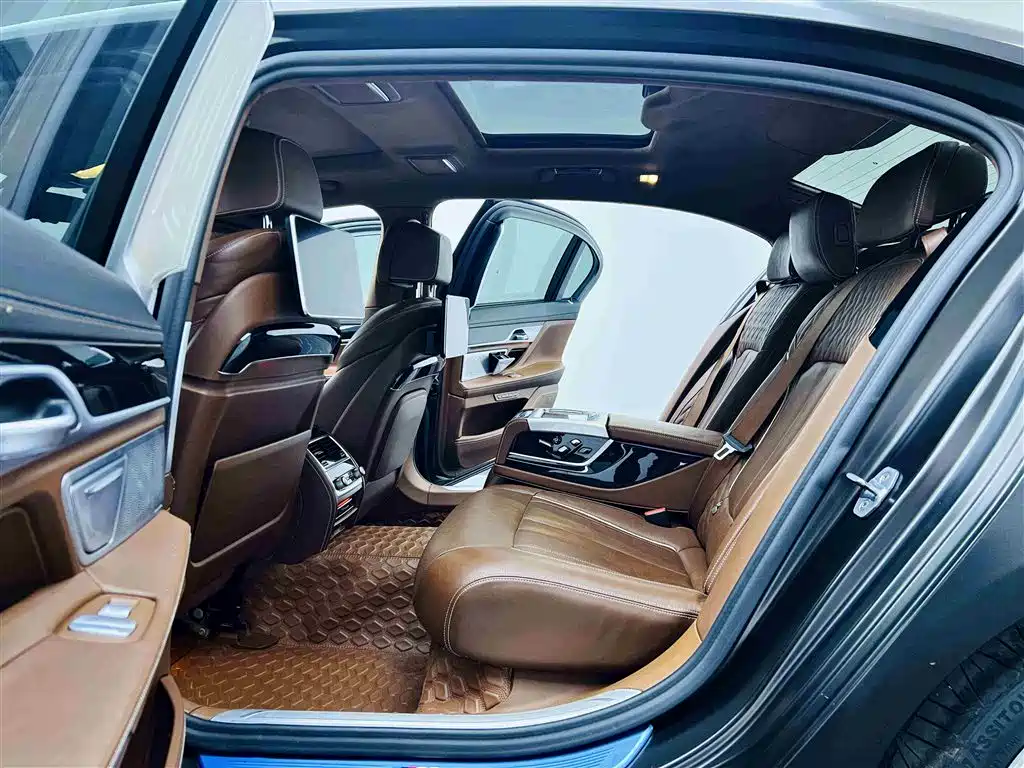 BMW 7 Series 2018 — фото 11
