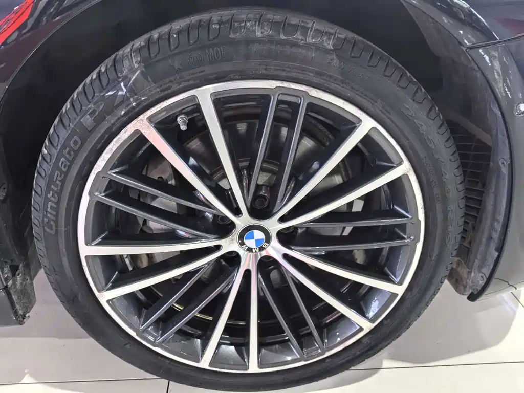 BMW 5 Series 2019 — фото 15