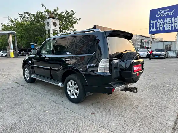 Mitsubishi Pajero 2011