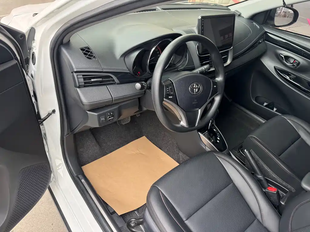 Toyota Yaris L 2023 — фото 9