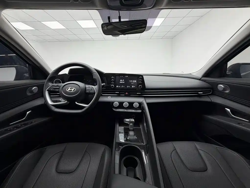 Hyundai Elantra 2023 — фото 18