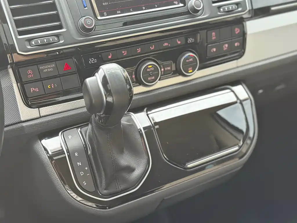 Volkswagen Multivan 2017 — фото 24