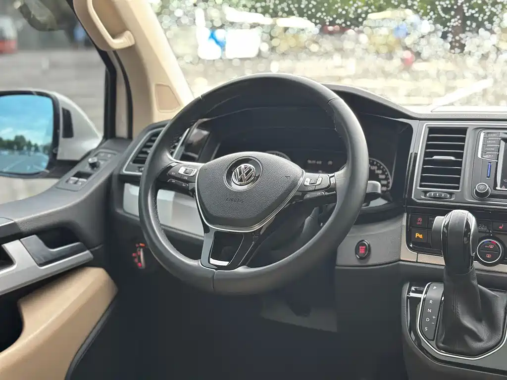 Volkswagen Multivan 2017 — фото 38
