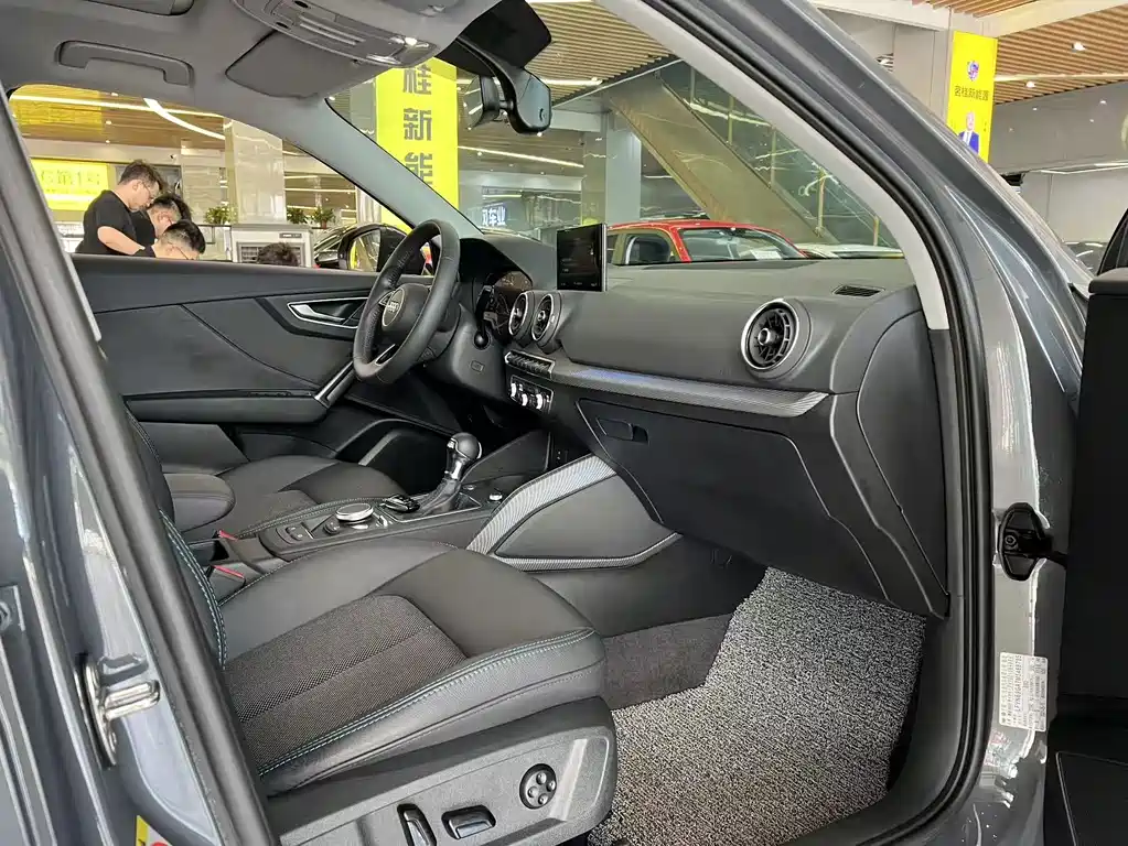 Audi Q2L E-Tron 2021 — фото 10